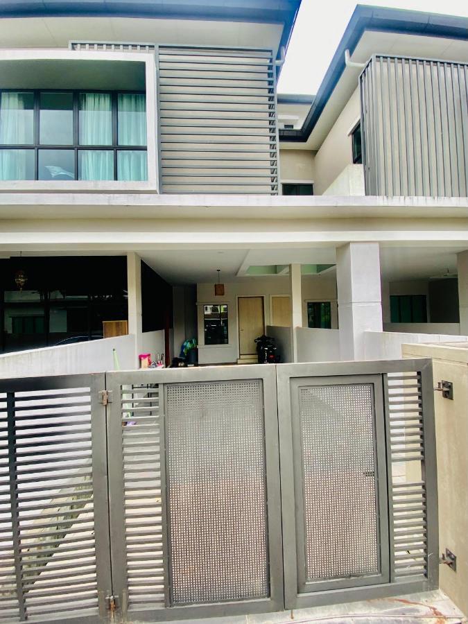 Faizal Madhi Homestay Kuching Kültér fotó